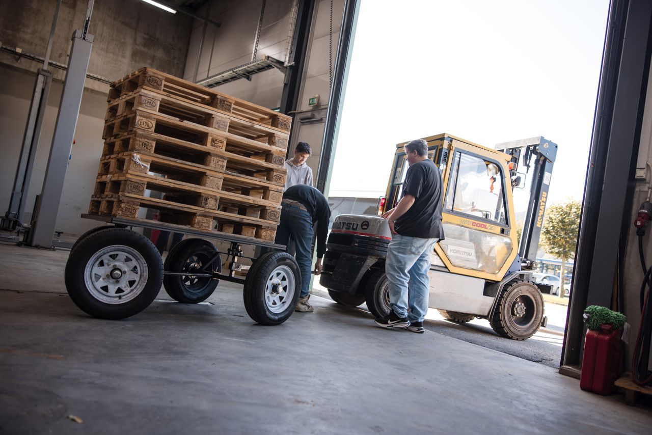 Festing av palletralle bak truck. Foto: Reed foto