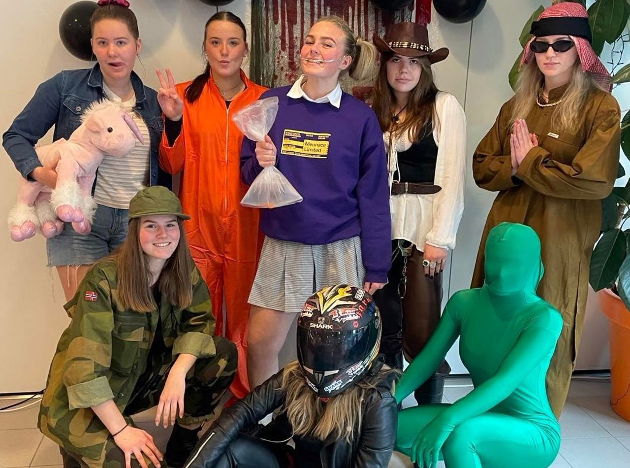 Elevar utkledde i halloweenkostyme. Foto: Stryn vgs