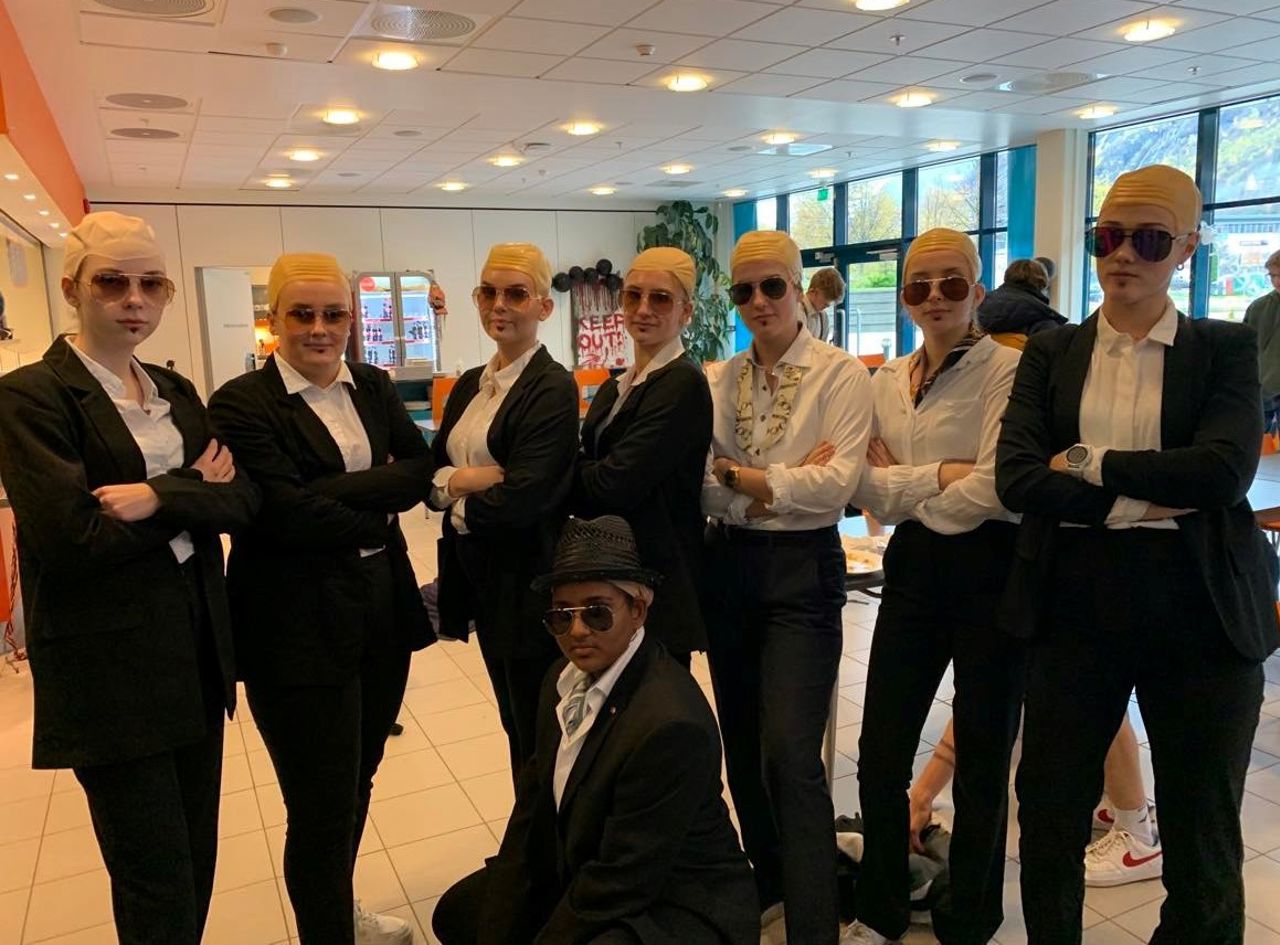 Elevar utkledde i halloweenkostyme. Foto: Stryn vgs