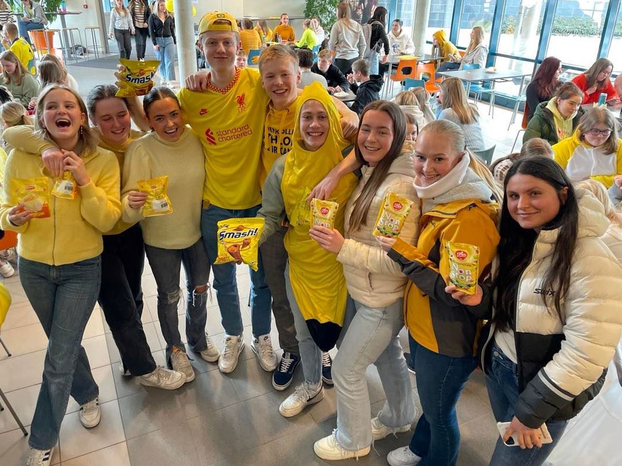 Elevar kledd i gult. Foto: Stryn vgs