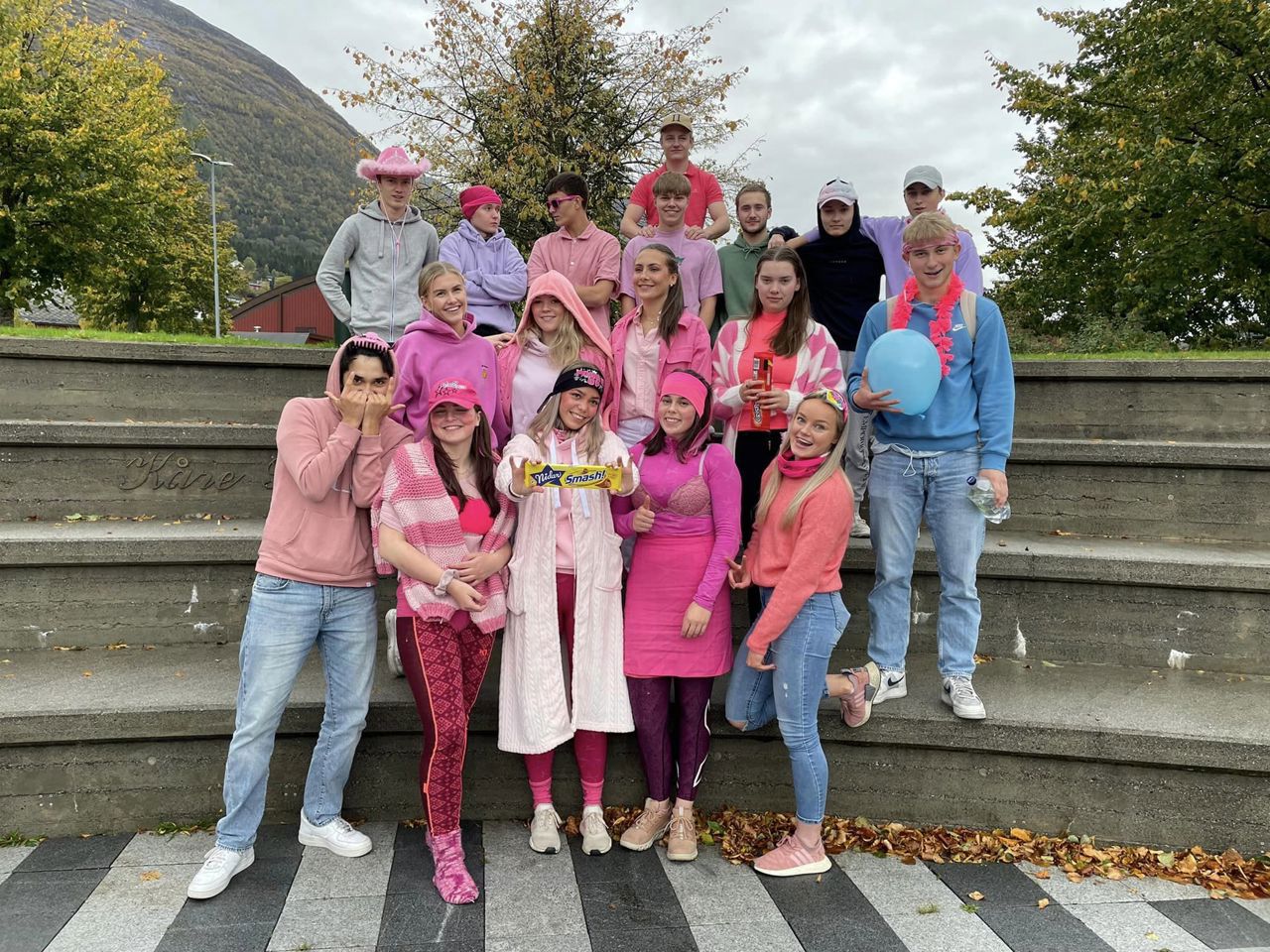 Elevar kledd i rosa.  Foto: Stryn vgs