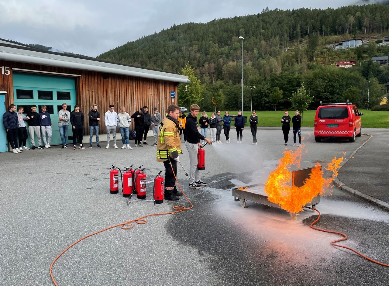 Øving med bransløkkjing på trafikktryggingsdag. Foto: Stryn vgs