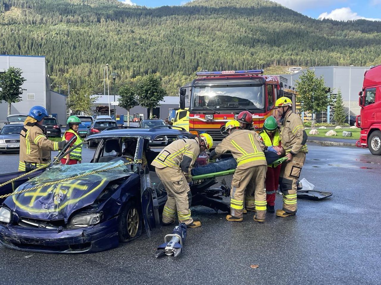 Øving med bilulykke på trafikktryggingsdagen. Foto: Stryn vgs