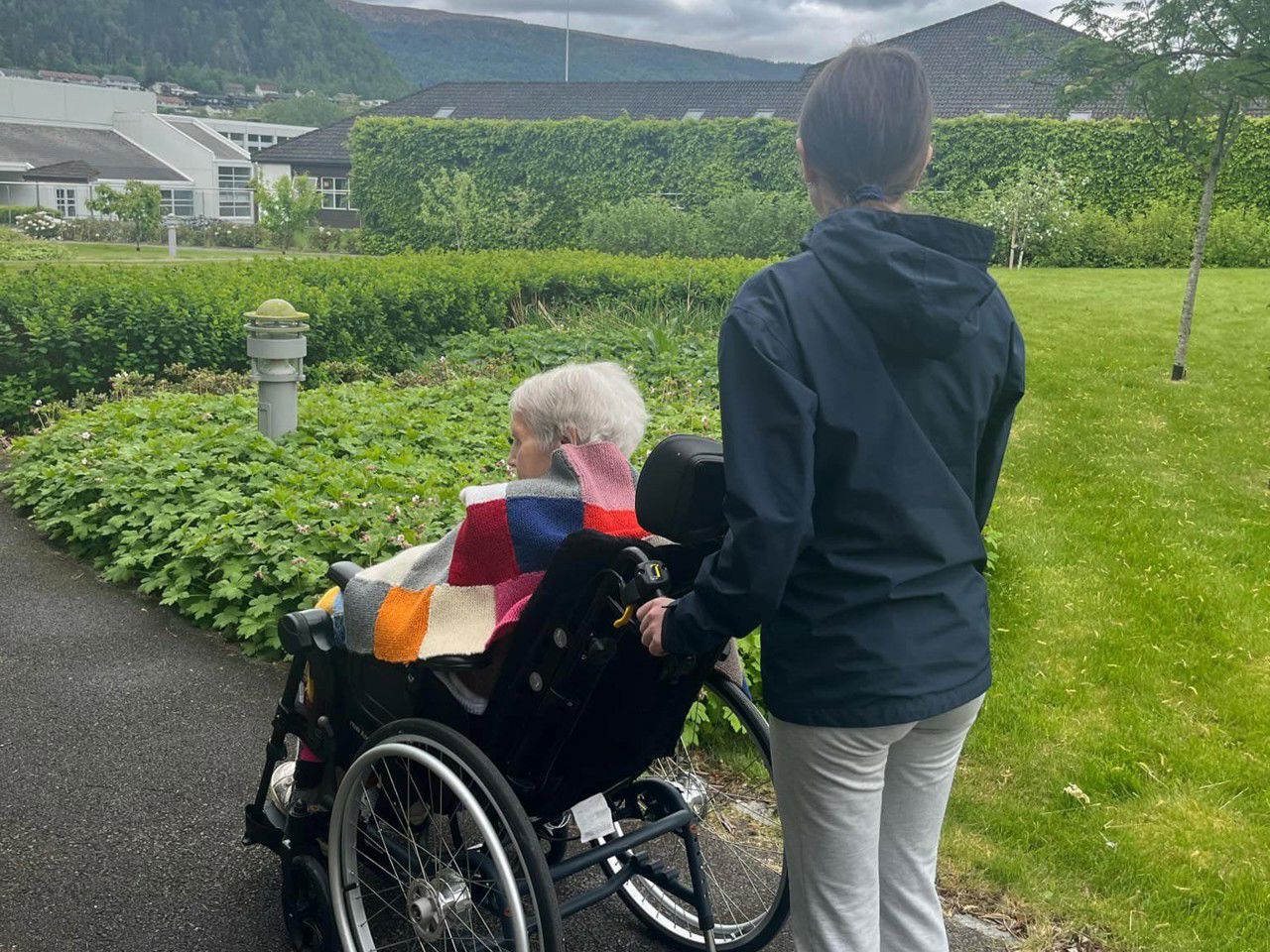 Elev trillar tur med bebuar på omsorgssenteret. Foto: Stryn vgs