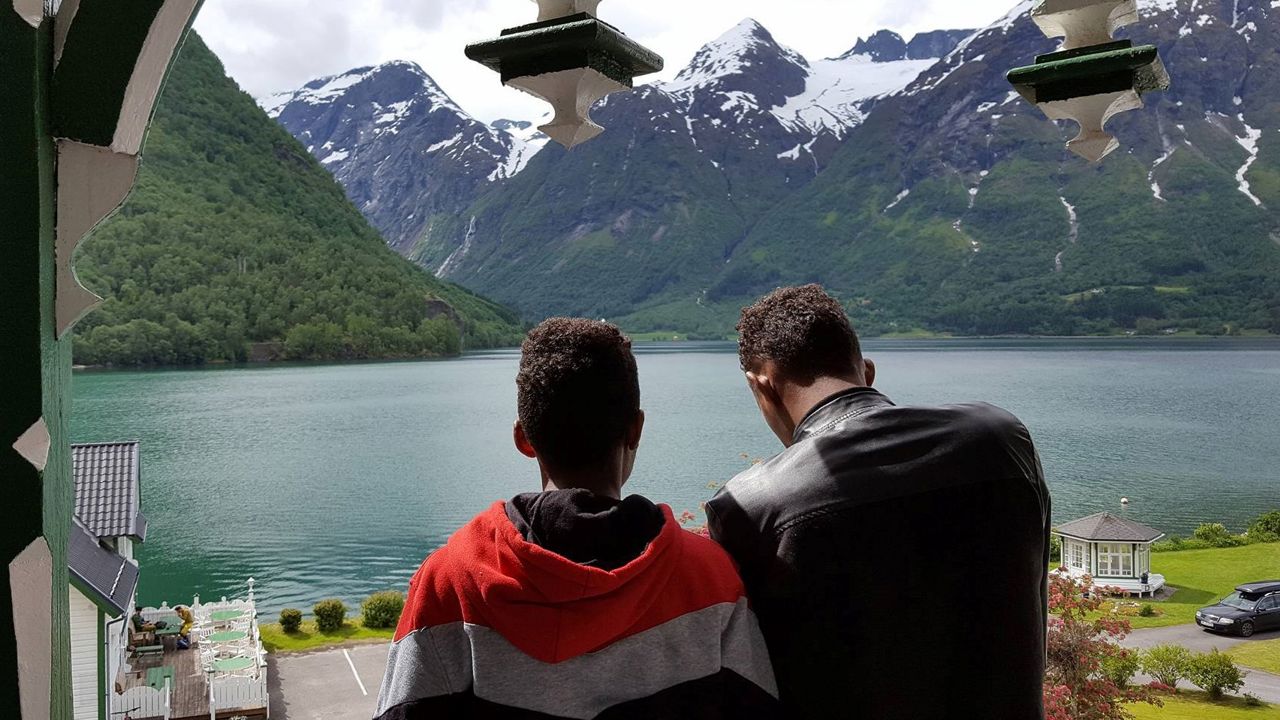To elevar frå kombinasjonsklassen på bedriftsbesøk på Hjelle Hotell.  Foto: Stryn vgs