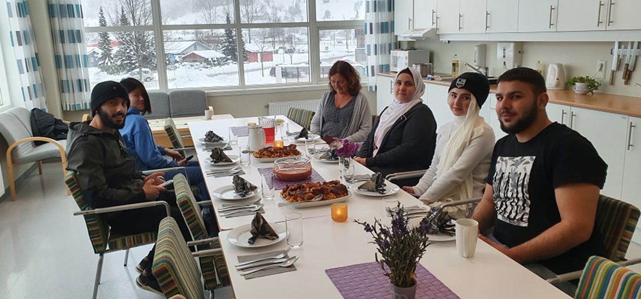 Elevar og tilsette sit rundt bordet og skal ete syrisk mat. Foto: Stryn vgs