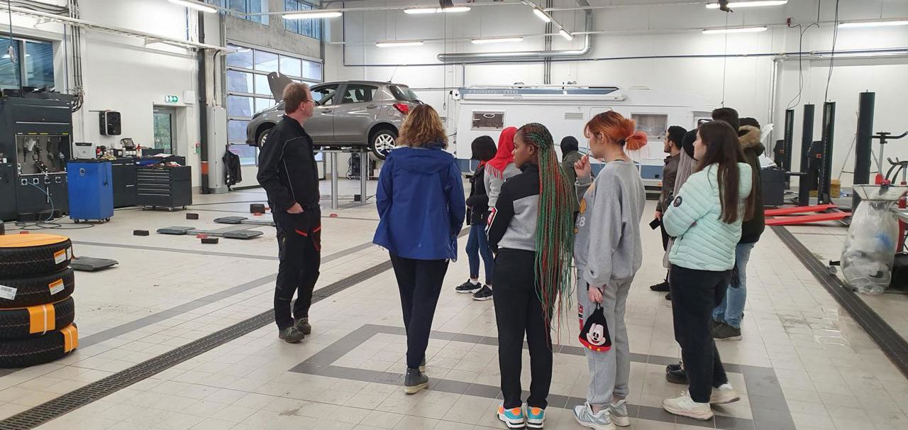 Elevar på bedriftsbesøk på Toyota i Stryn.  Foto: Stryn vgs