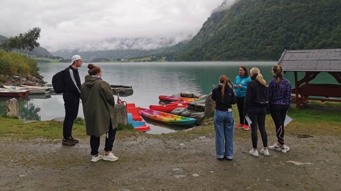 6 personar som pratar saman ved Oldevatnet. Foto: Stryn vgs
