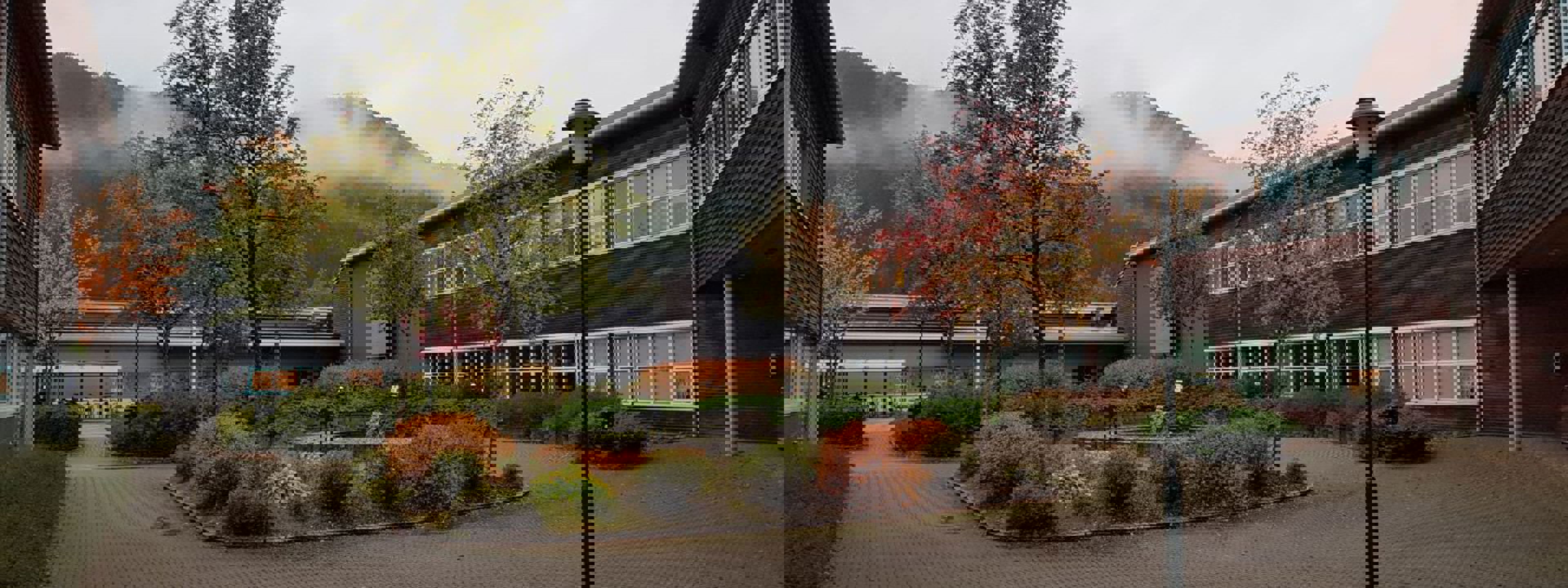 Uteområdet på vestsida av Stryn vgs. Foto: Stryn vgs