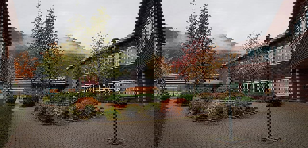 Uteområdet rundt fontena i haustfargar på Stryn vgs. Foto: Stryn vgs