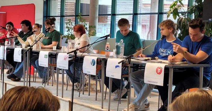 Åtte ungdomspolitikarar som stilte på paneldebatt på Stryn vgs. Foto: Stryn vgs