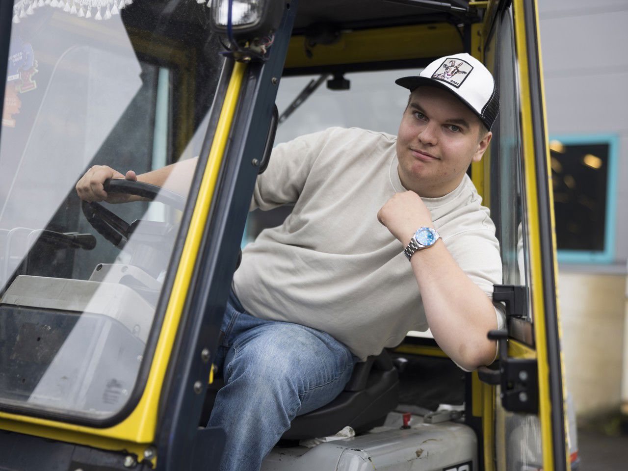 Ein elev som sit i ein truck. Foto: Reed foto