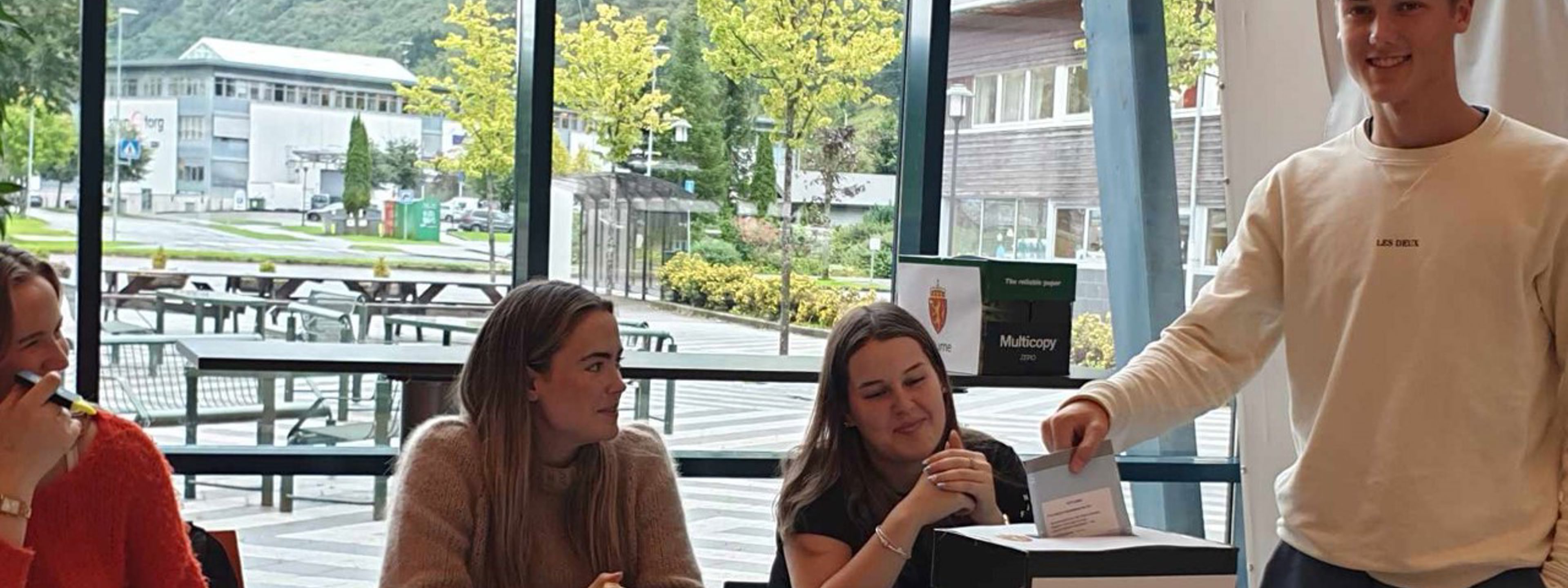 Elev puttar stemmesetel i valurna. Foto: Stryn vgs