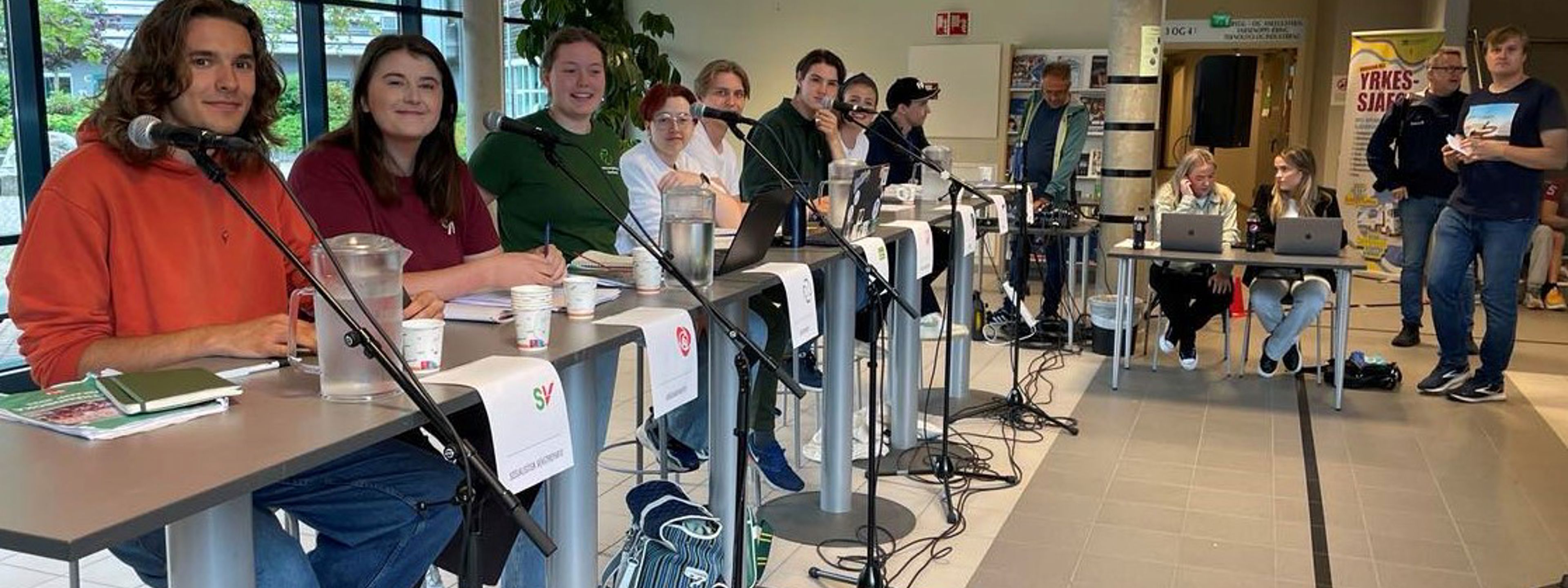 Representantar frå dei politiske ungdomspartia klare til debatt i kantina. Foto: Stryn vgs
