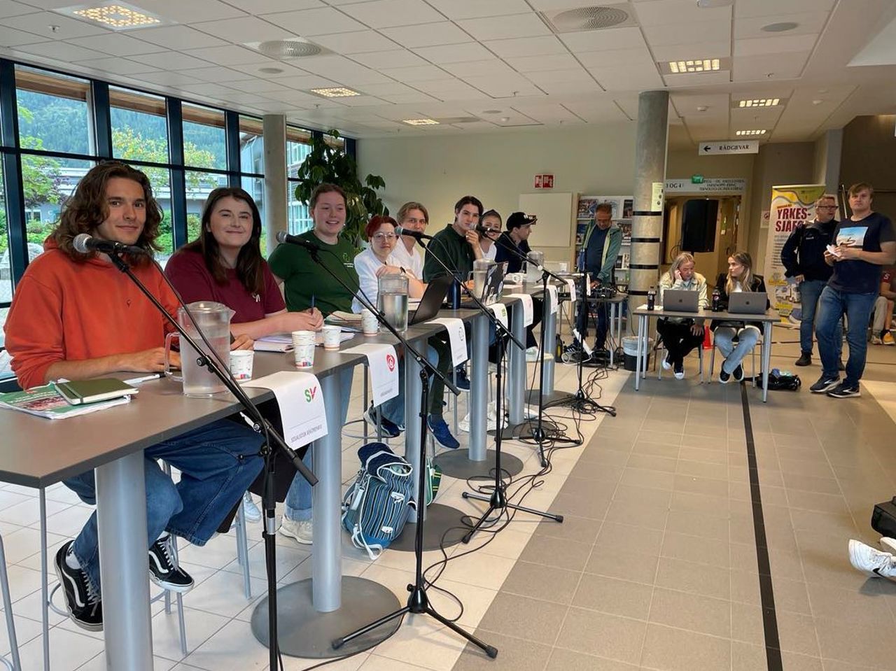 Representantar frå dei politiske ungdomspartia klare til debatt i kantina. Foto: Stryn vgs