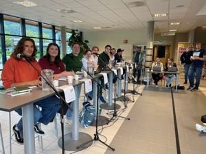 Representantar frå dei politiske ungdomspartia klare til debatt i kantina. Foto: Stryn vgs