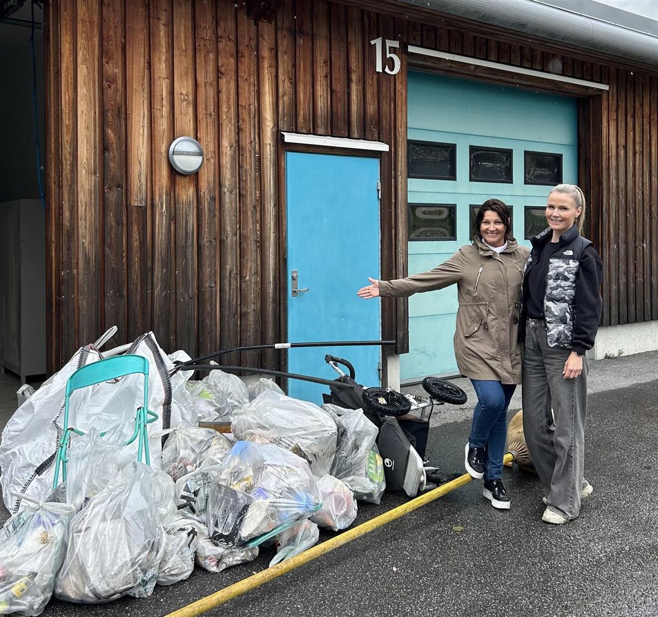 To lærarar viser fram innsamla søppel. Foto: Stryn vgs
