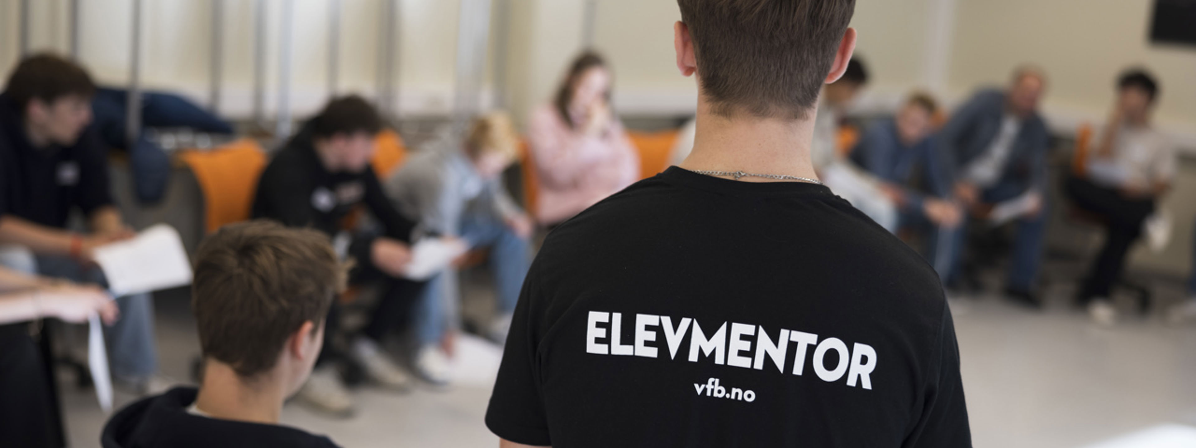 Elevmentor står framfor andre elevar i klasserommet. Foto: Stryn vgs