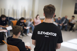 Elevmentor står framfor andre elevar i klasserommet. Foto: Stryn vgs
