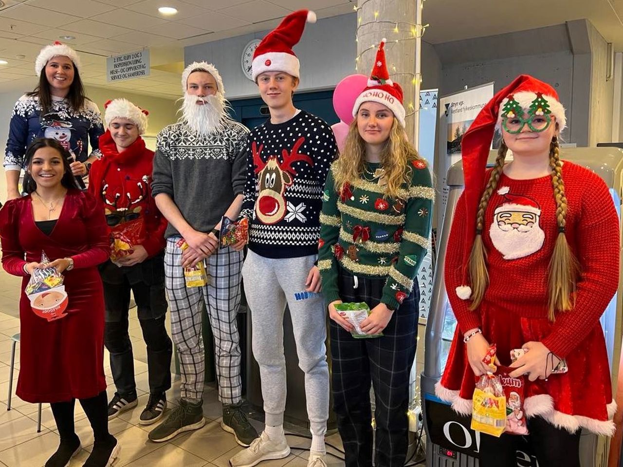 Vinnarane av årets antrekk på nissefesten. Foto: Stryn vgs