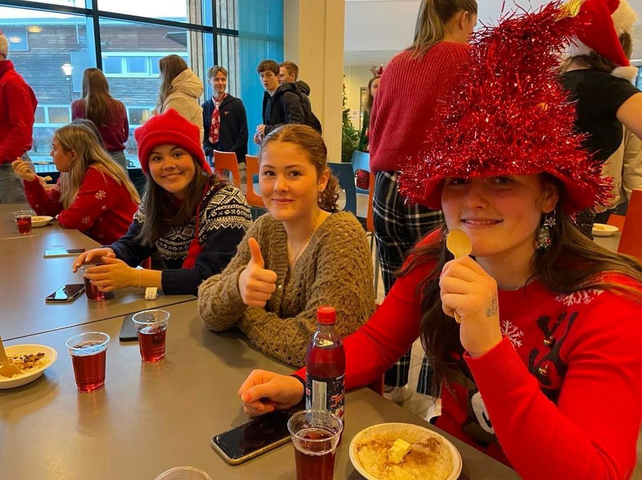 Elevar som kosar seg med graut i kantina. Foto: Stryn vgs