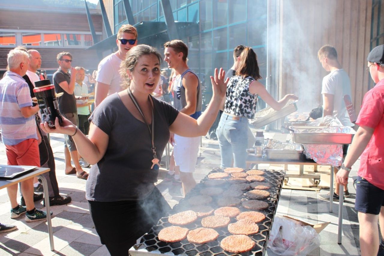 Elevar og tilsette grillar hamburger på Bli-kjentdagen.  Foto: Stryn vgs