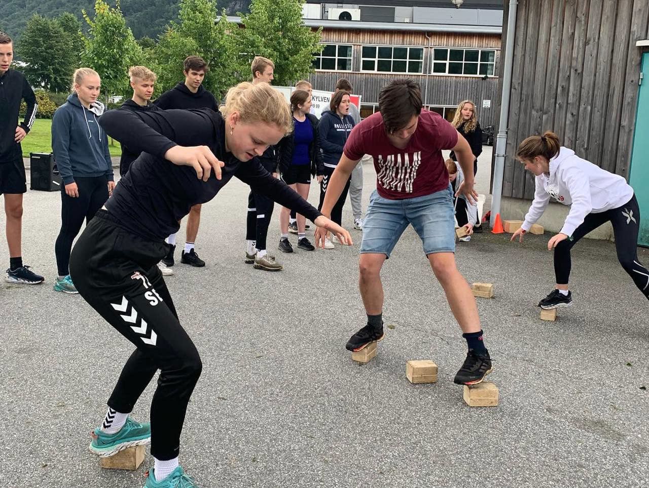 Elevar balanserer på klossar på aktivitetsdag. Foto: Stryn vgs