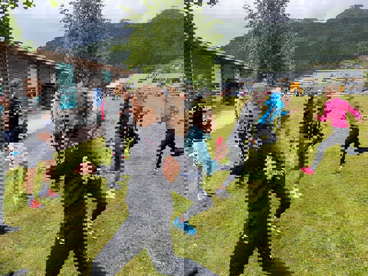 Elevar spring stafett på Bli-kjentdagen. Foto: Stryn vgs