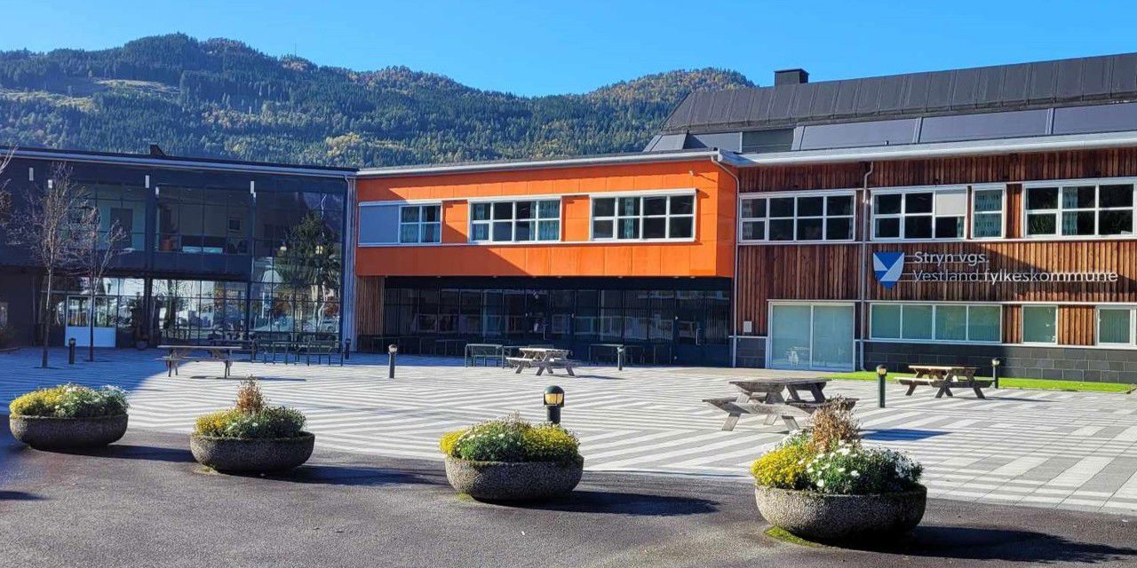 Austsida av Stryn vgs. Foto: Stryn vgs