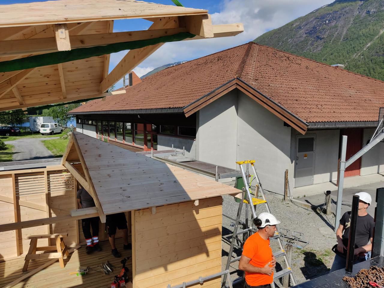 Taket på containerhuset vert "krana" på plass.