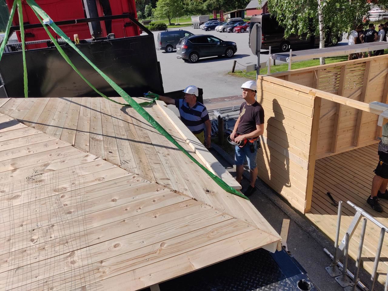 Taket på containerhuset vert "krana" på plass.