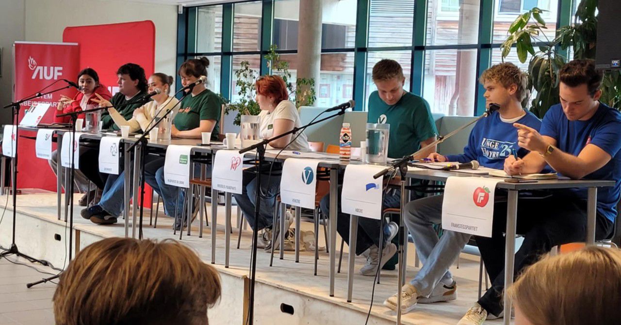 8 ungdomspolitikarar i paneldebatt på Stryn vgs. Foto: Stryn vgs