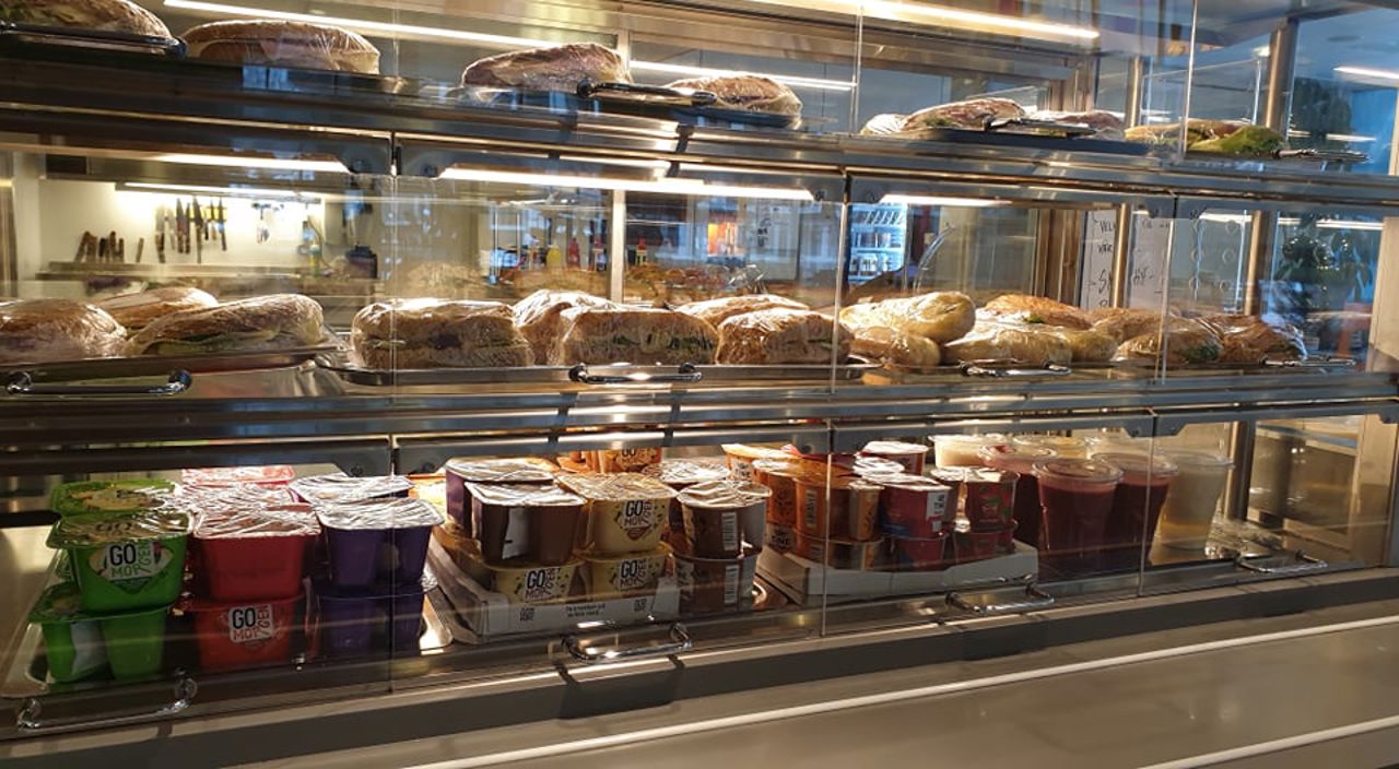 Bilde av påsmurte bakervarer i kantinedisken. Foto: Stryn vgs