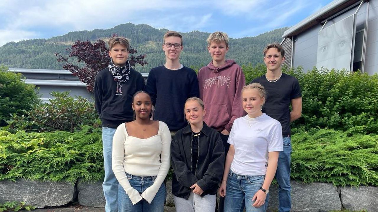 Bilde av medlemmane i elevrådsstyret 2023/2024. Foto: Stryn vgs