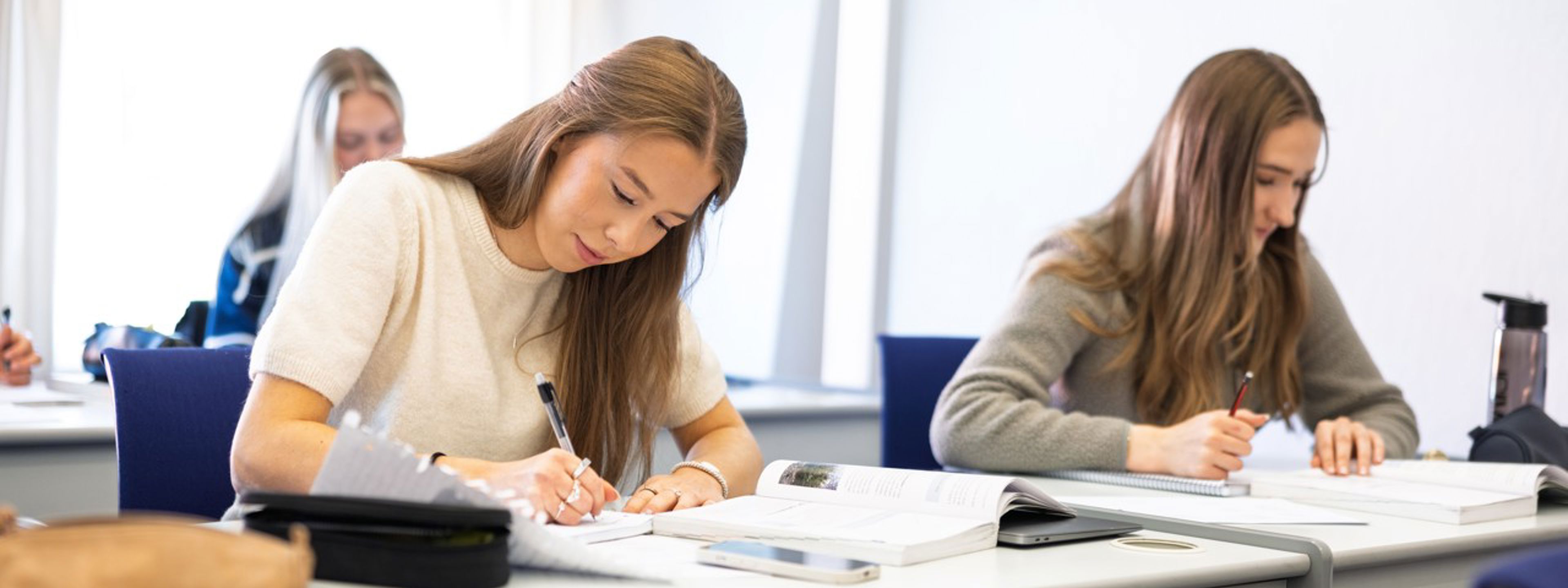 To jenter i eit klasserom. Foto: Reed foto