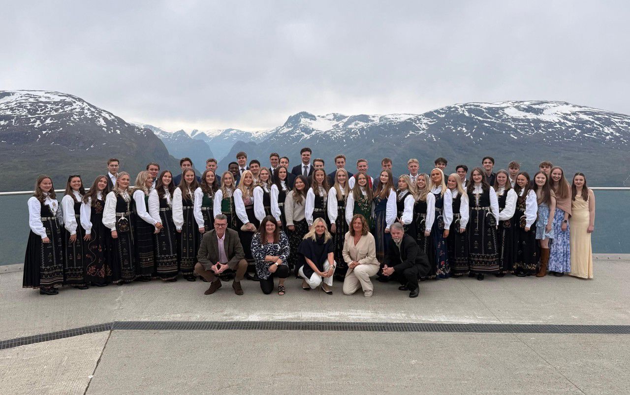 Festkledde vg3-elevar på taket på Hoven restaurant våren 2026. Foto: Stryn vgs
