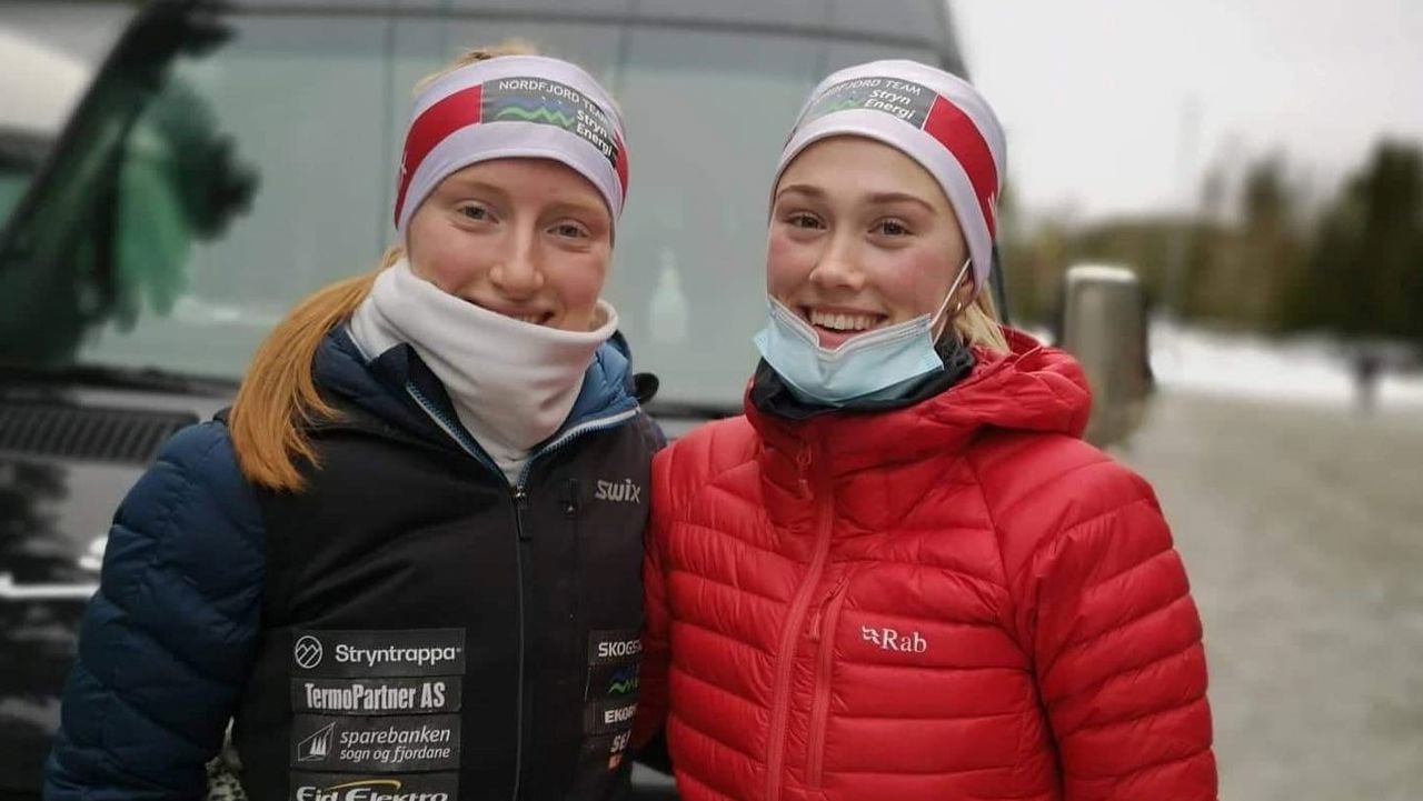 Landslinjeelevane Maren Hjelmeset Kirkeeide og Emilie Flo Stavik vart uttekne til junior VM febr. -22.  Foto: Sigbjørn Kirkeeide