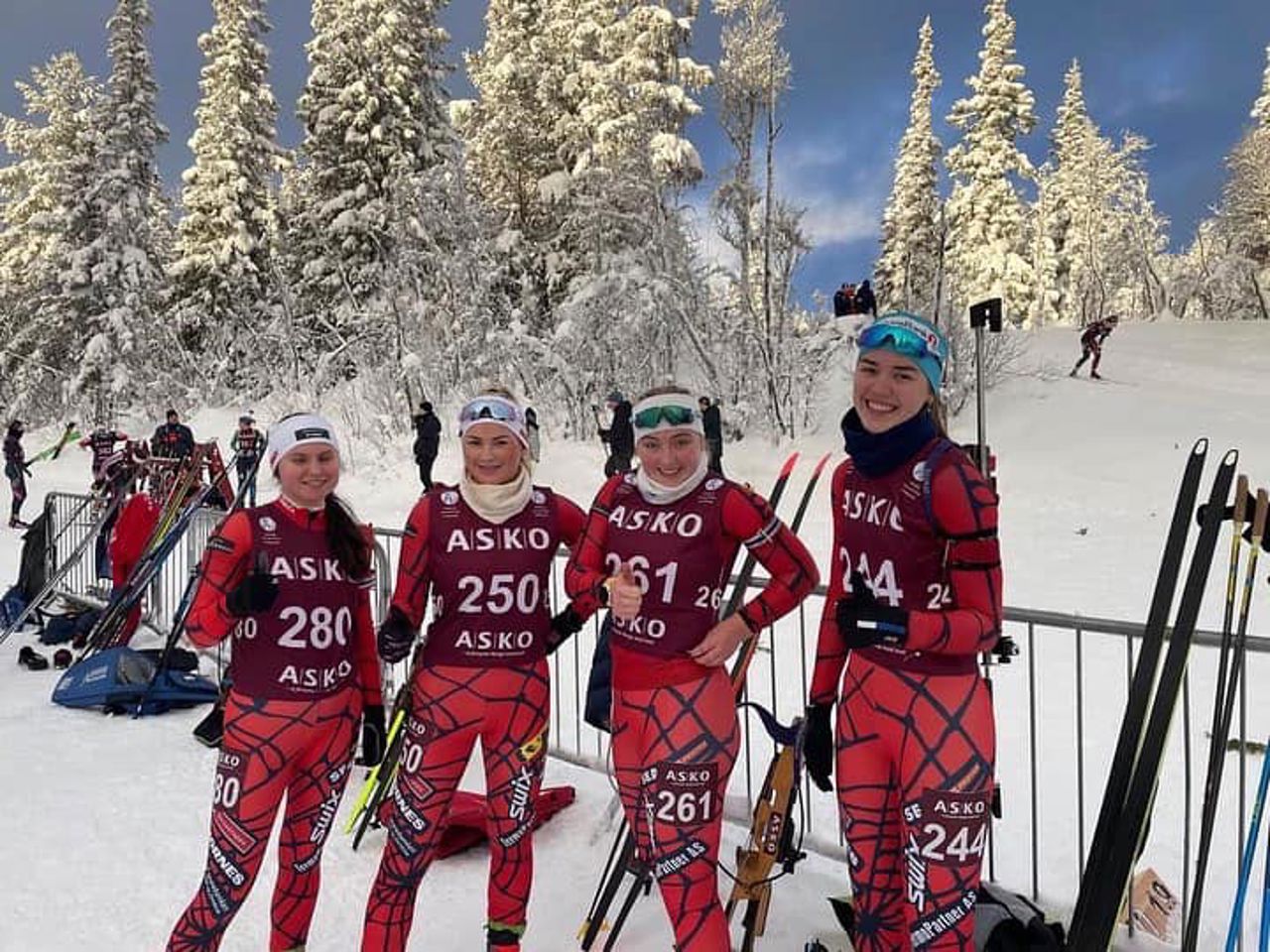 Fire jenter på landslinje skiskyting på renn..  Foto: Stryn vgs