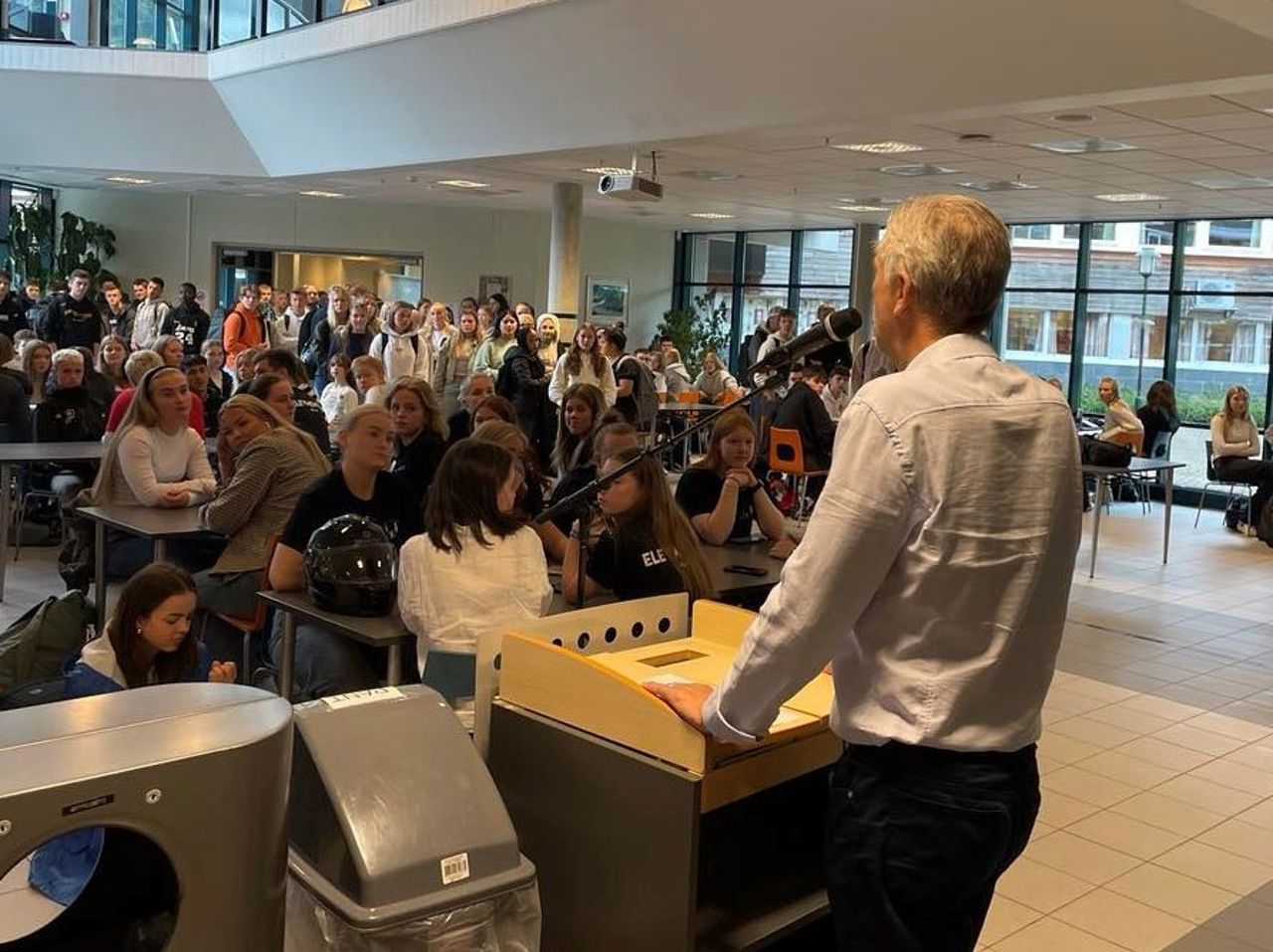 Rektor Anders Bruvoll ved talestolen i kantina første skuledag. Foto: Stryn vgs