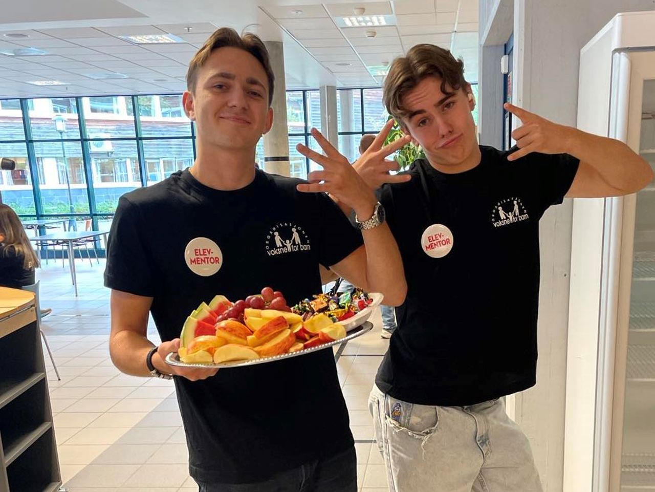 To gutar står klare med fruktfat. Foto: Stryn vgs