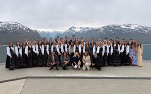 Festpynta elevar og lærarar på taket av Hoven restaurant i Loen. Foto: Ann-Cristin Sanden, Stryn vgs