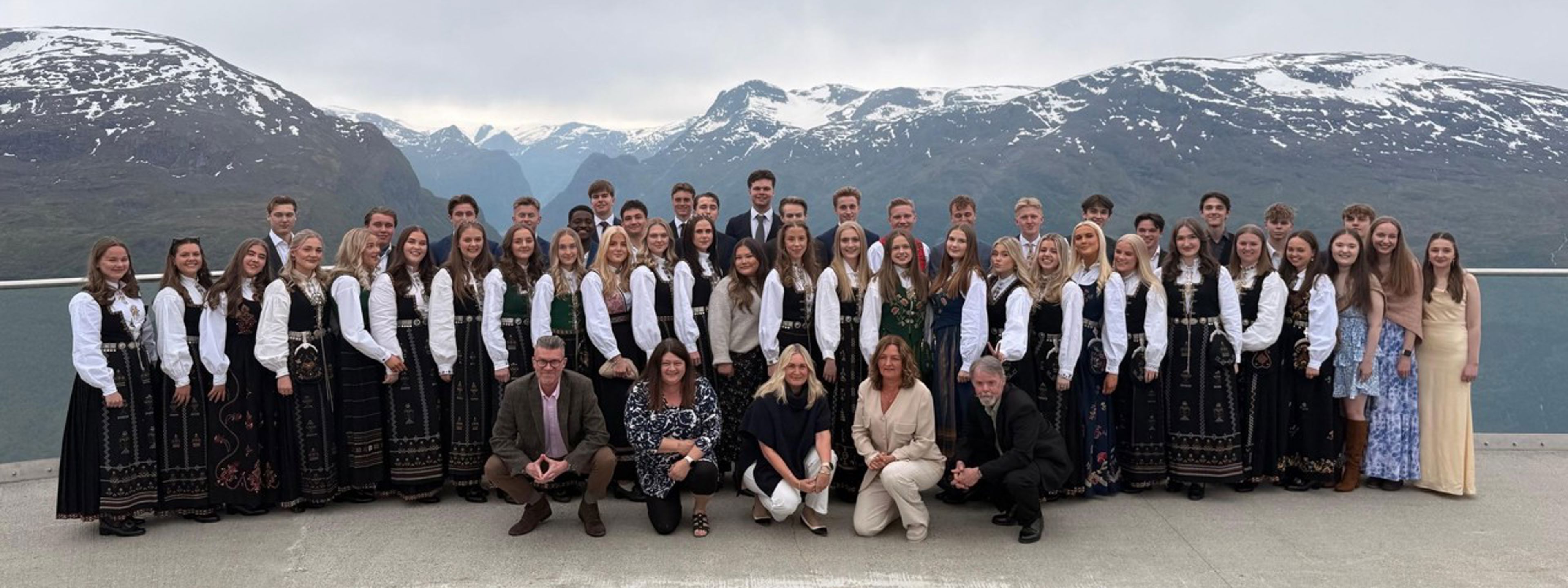 Festpynta elevar og lærarar på taket av Hoven restaurant i Loen. Foto: Ann-Cristin Sanden, Stryn vgs
