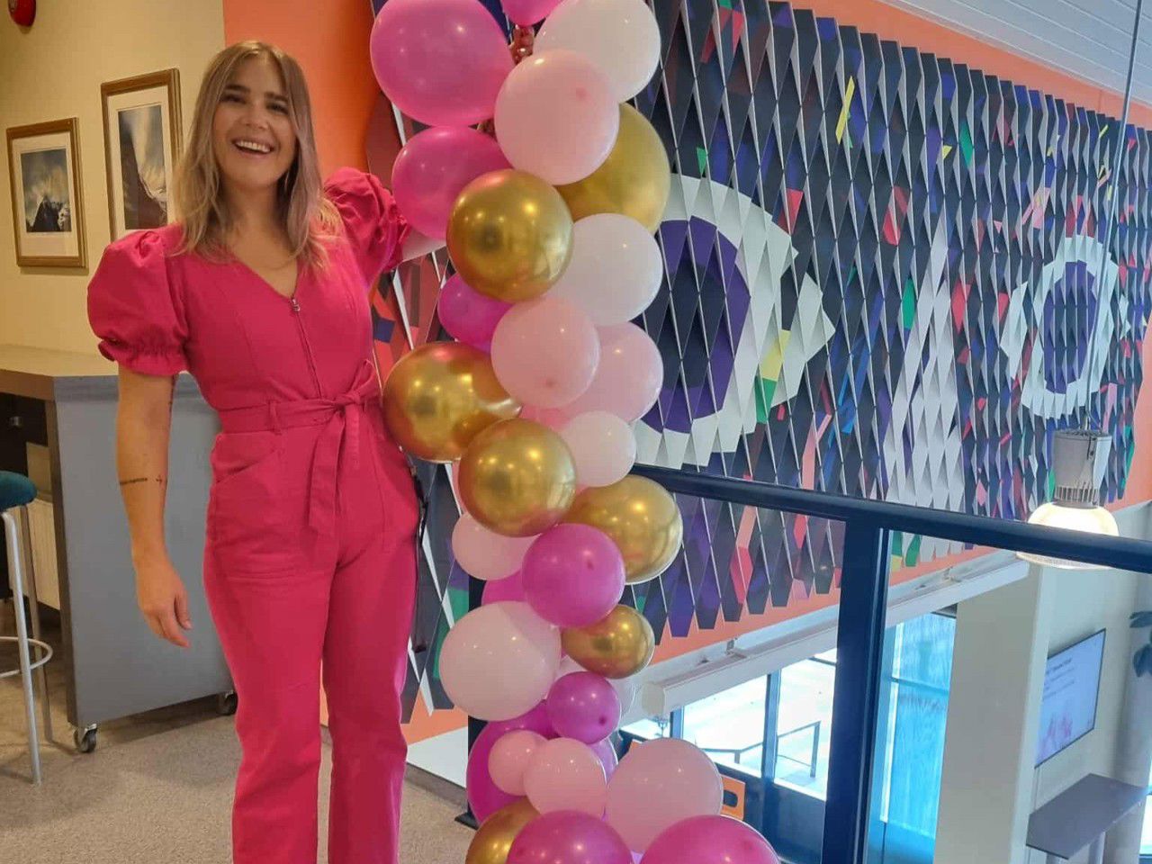 Dame i rosa med mange ballongar. Foto: Stryn vgs