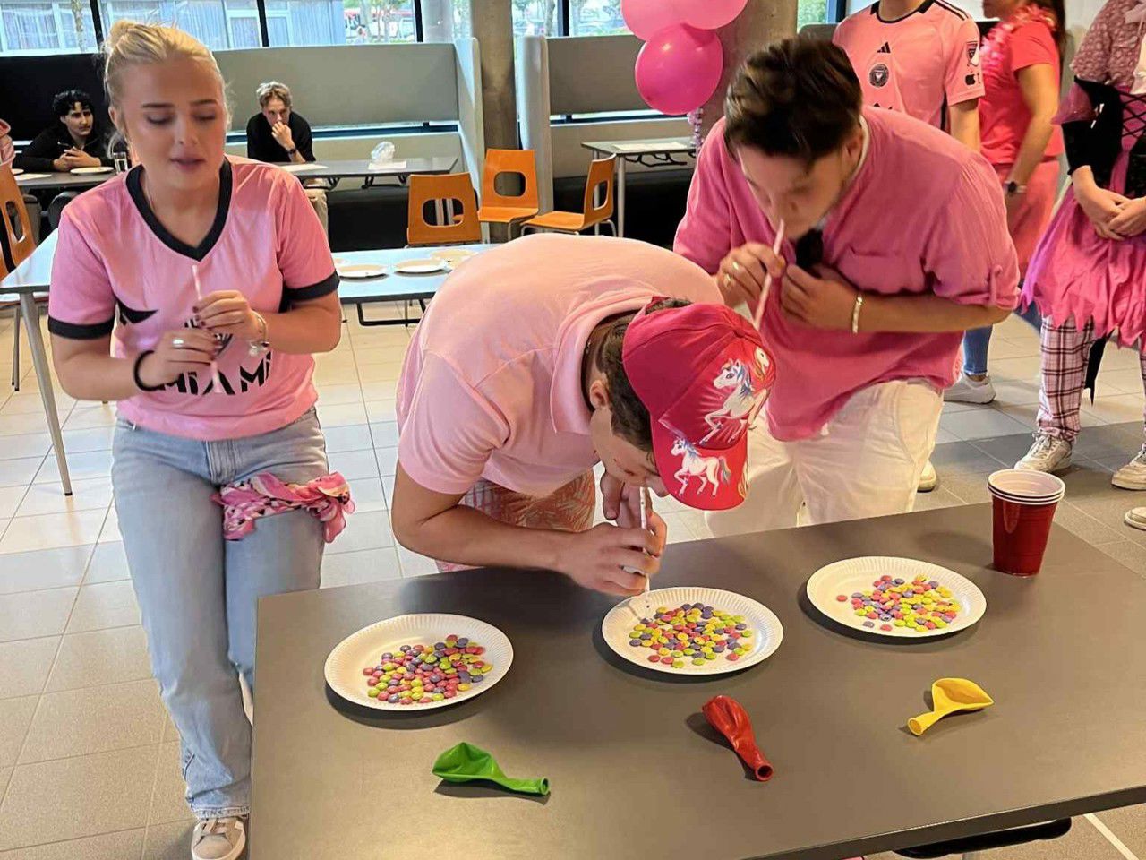 Tre elevar som har konkurranse med å flytte nonstop med sugerør. Foto: Stryn vgs