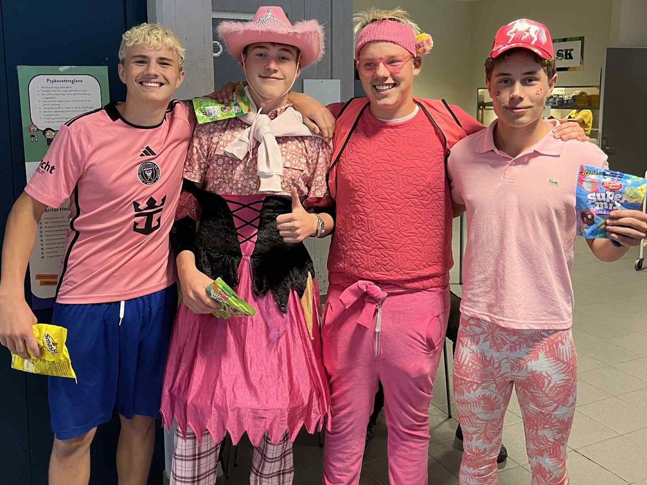 Fire gutar som er utkledde i rosa antrekk. Foto: Stryn vgs