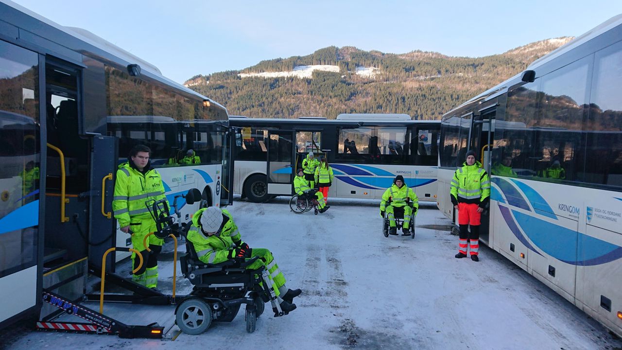 Elevar som trenar seg på å få rullestol ombord i bussar. Foto: Stryn vgs