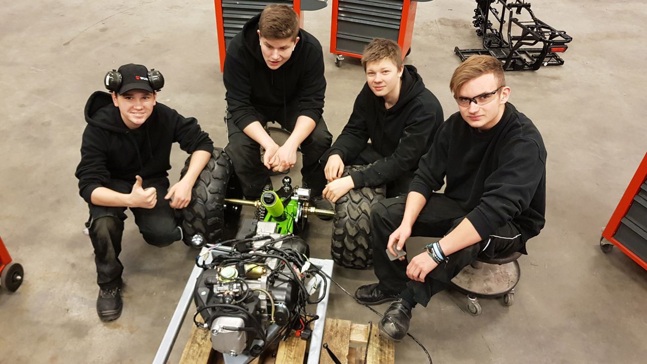 Fire elevar som byggjer gokart. Foto Stryn vgs