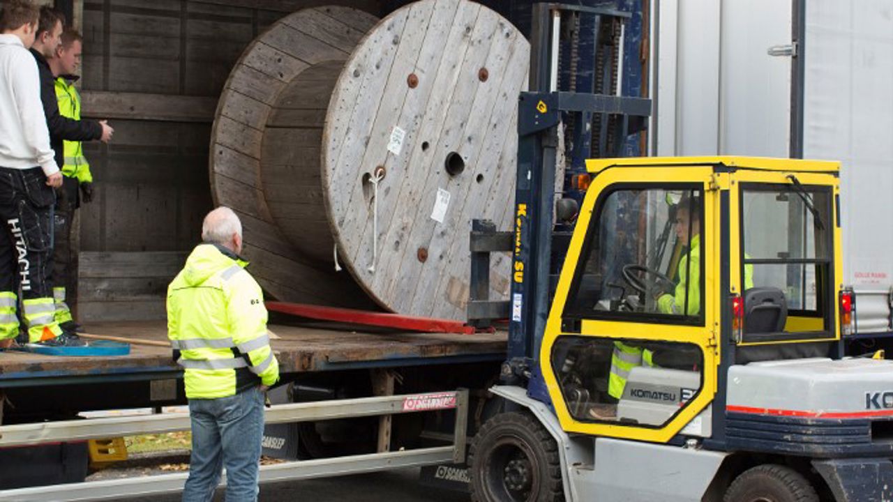 Elev som lastar ein trommel med truck. Foto: Stryn vgs