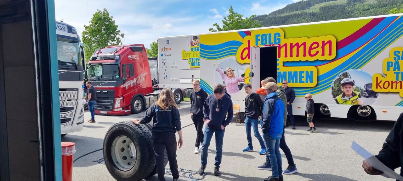 Elevar og andre motorinteresserte ute på motorfestivalen