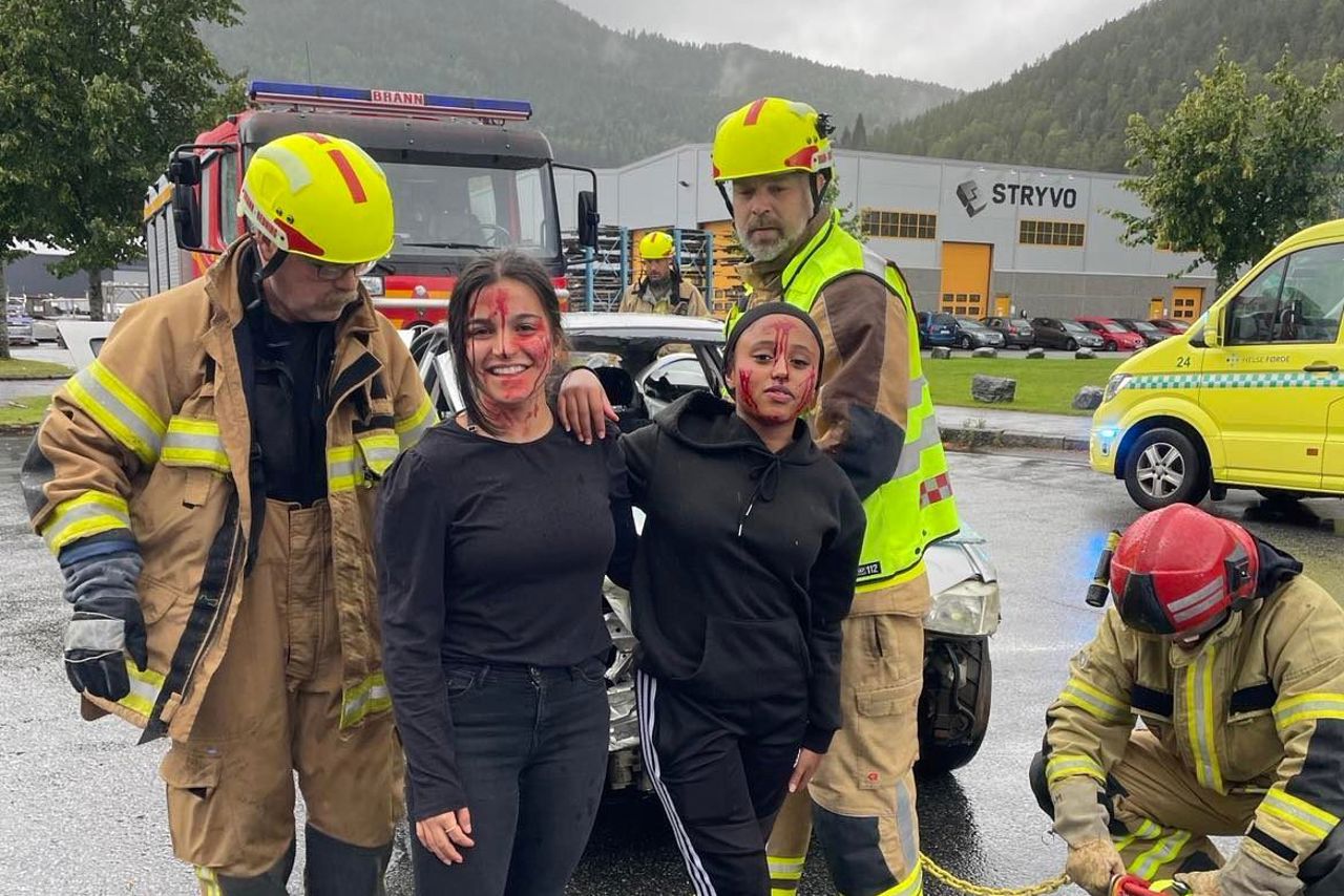 Elevar er statistar i simulert bilulukke. Foto: Stryn vgs